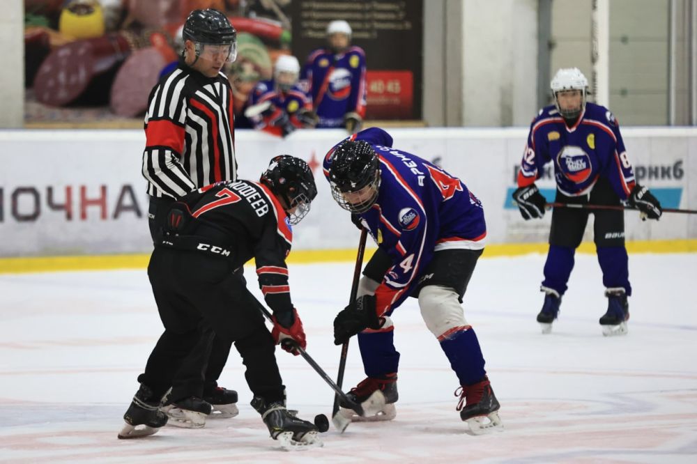 Открыли сезон: в Симферополе стартовала первая игра регионального чемпионата Ночной хоккейной лиги
