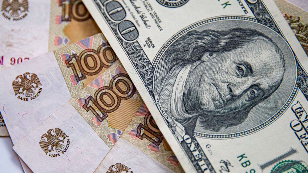 Доллар растет: финансовый аналитик рассказал, нужно ли покупать валюту