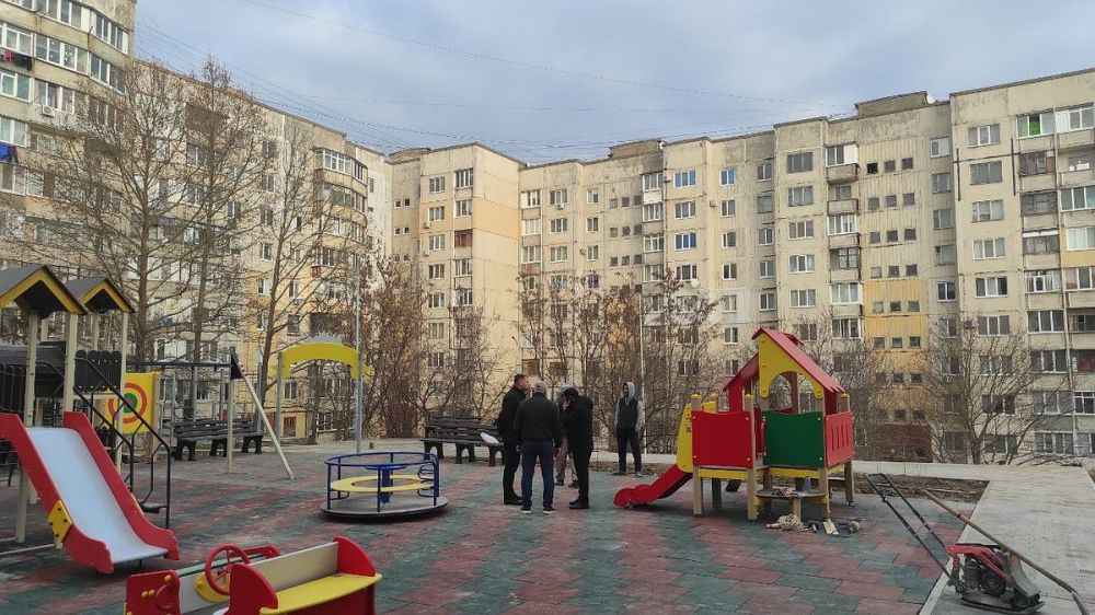 В Симферополе продолжается благоустройство придомовых и общественных территорий