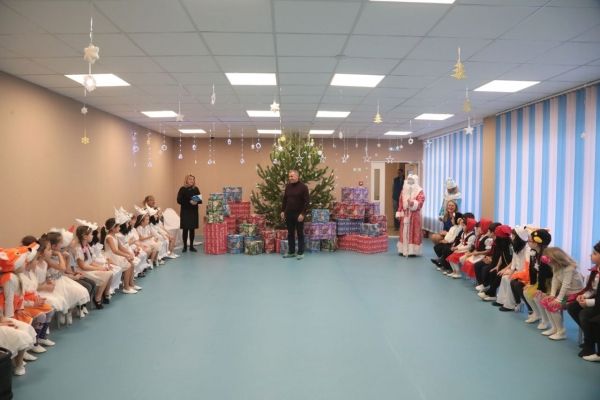 Владимир Константинов передал новогодние подарки для воспитанников детских садов Мариуполя