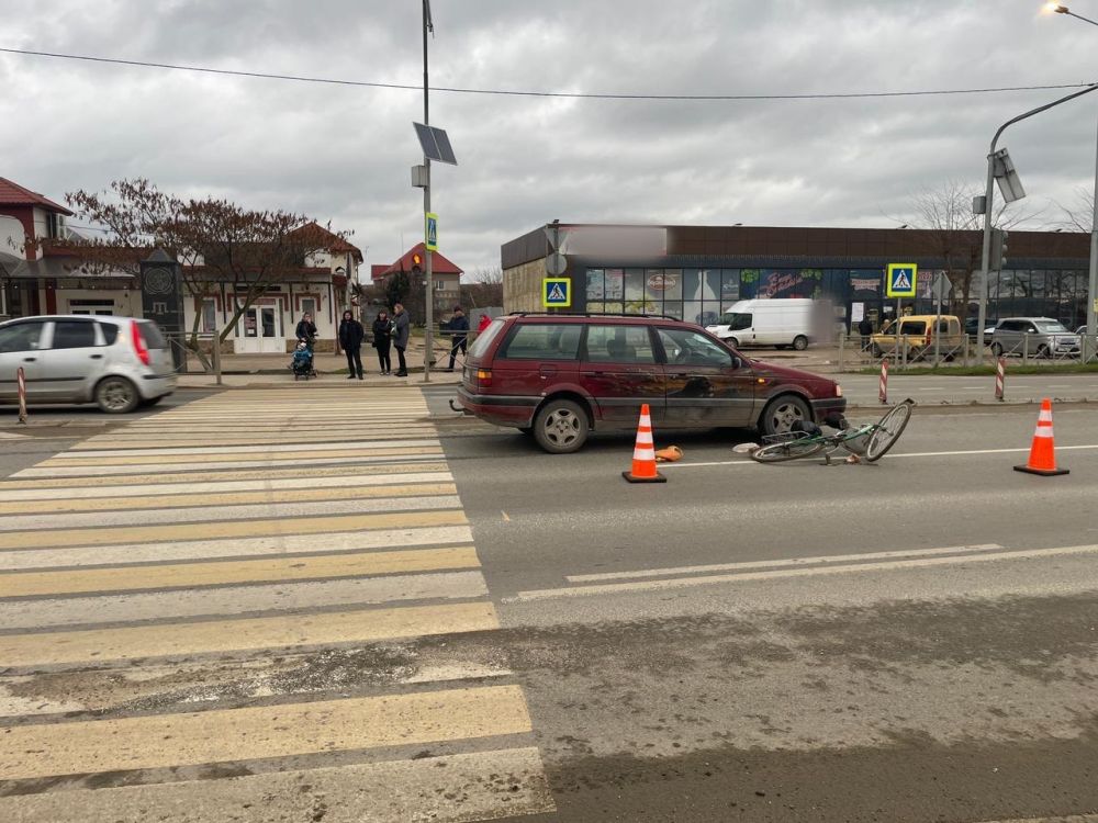 В Крыму водитель легковушки сбил велосипедиста, который проехал на красный  свет светофора - Лента новостей Крыма