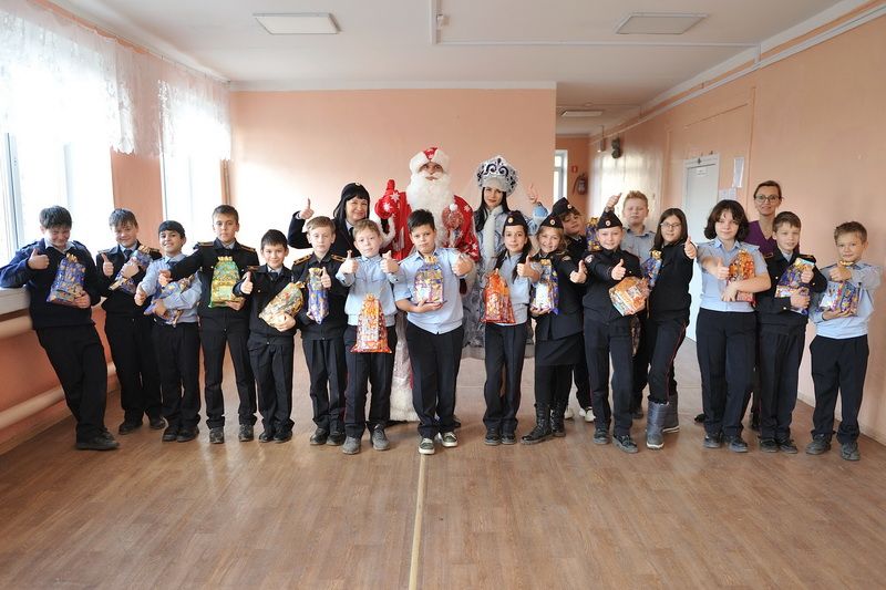 В Евпатории Полицейский Дед Мороз поздравил учеников кадетского класса МВД