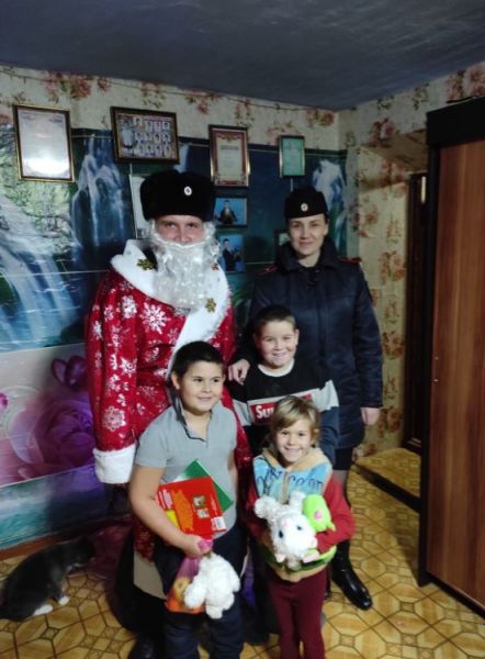 В Раздольненском районе Полицейский Дед Мороз поздравил детей с новогодними праздниками