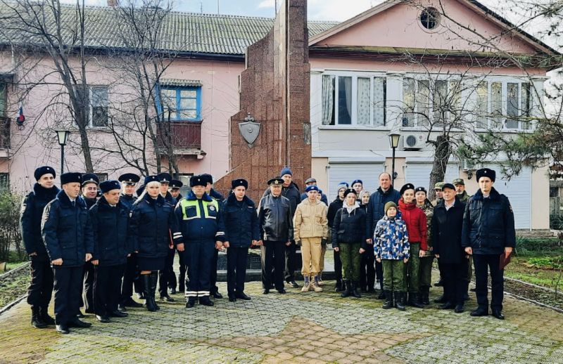 Сотрудники полиции г. Саки приняли участие в памятных мероприятиях, посвященных 81–й годовщине высадки Евпаторийского десанта