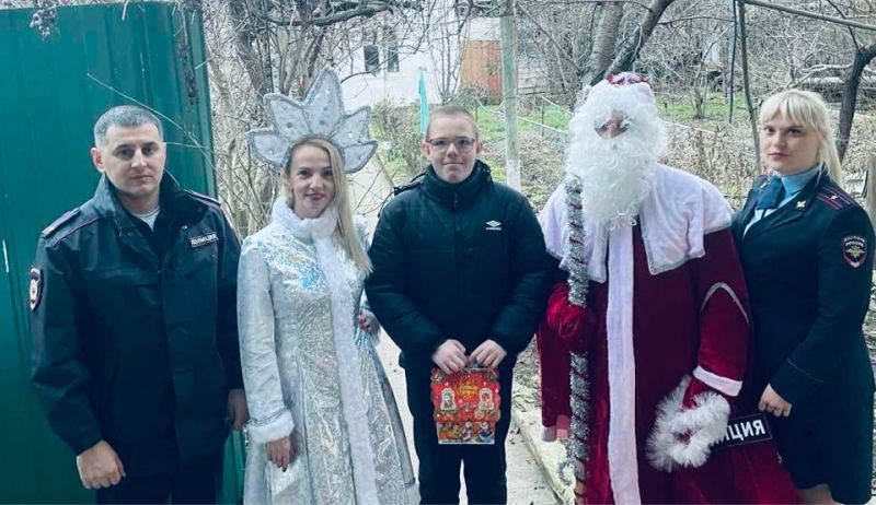 В Сакском районе Полицейский Дед Мороз поздравил детей с новогодними праздниками