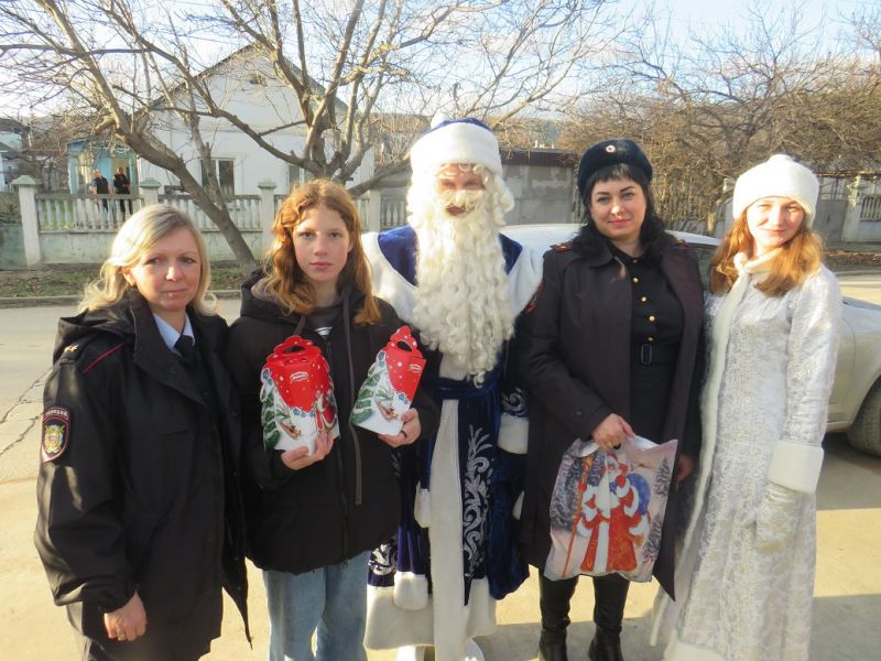 Сотрудник ОМВД России по Бахчисарайскому району присоединились к Всероссийской акции «Полицейский Дед Мороз»