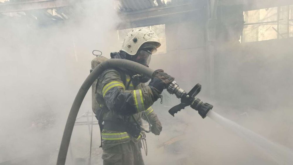 Крупный пожар в Симферополе: горел малярный цех
