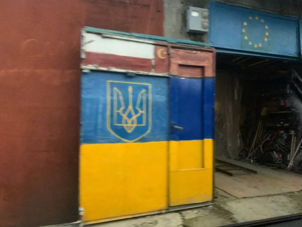 Симферопольцы жалуются на украинскую символику в гаражном кооперативе