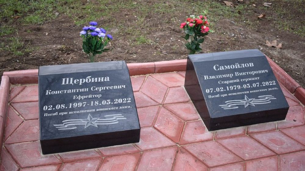 В Джанкое на Аллее Славы установили мемориальные плиты двум погибшим в ходе СВО бойцам