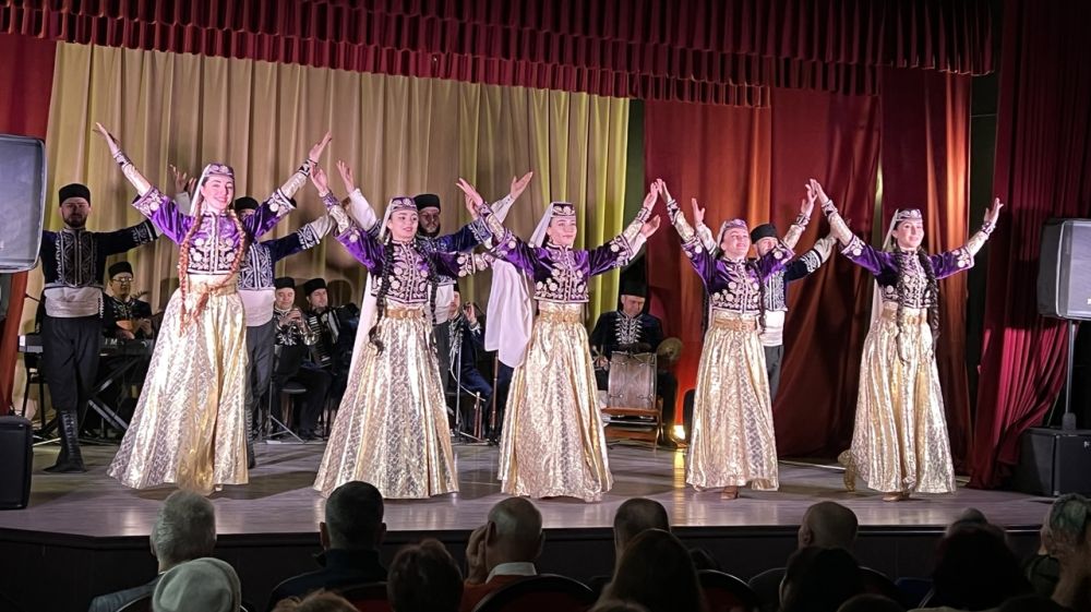 Представлена концертная программа фольклорного ансамбля «Крым»
