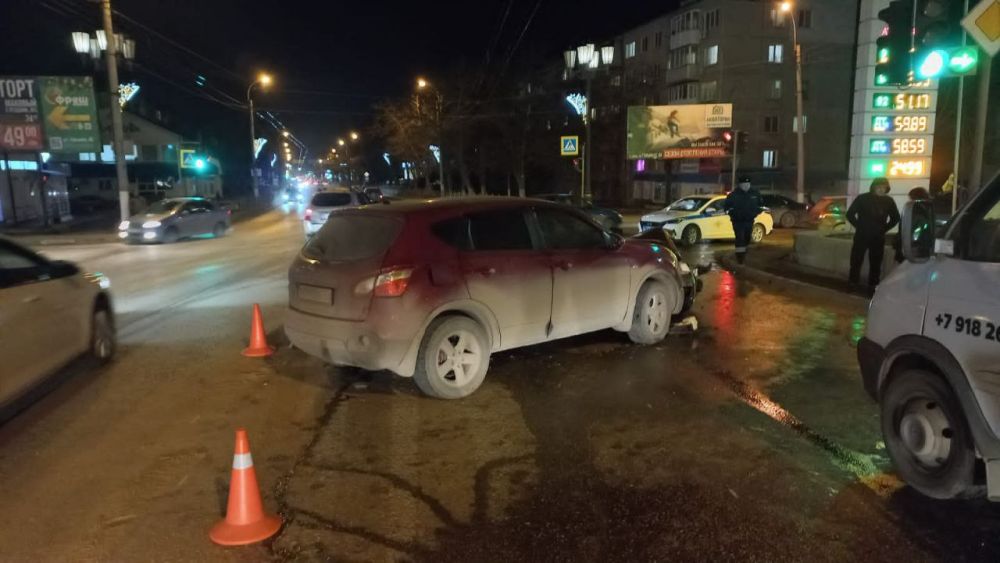 Четыре человека пострадали в ДТП с участием трех легковушек в Керчи