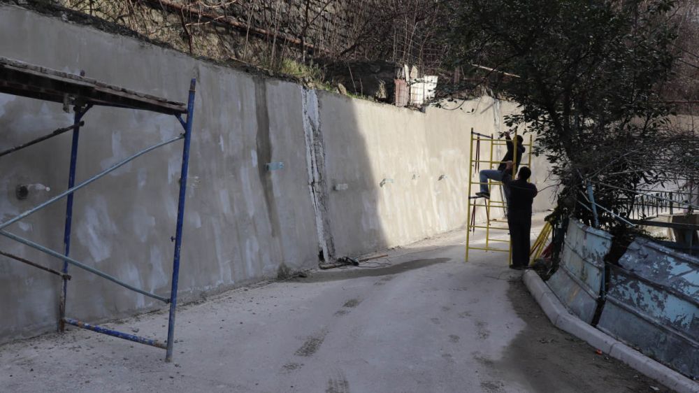 В Ялте на улице Речной завершается ремонт подпорной стены и ливневого коллектора