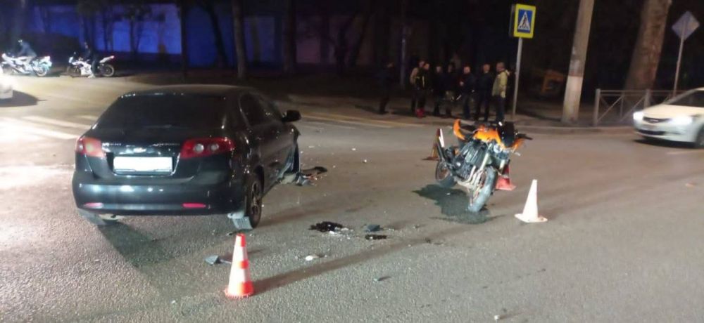 Два человека пострадали после столкновения мотоцикла и легковушки в Симферополе&nbsp;