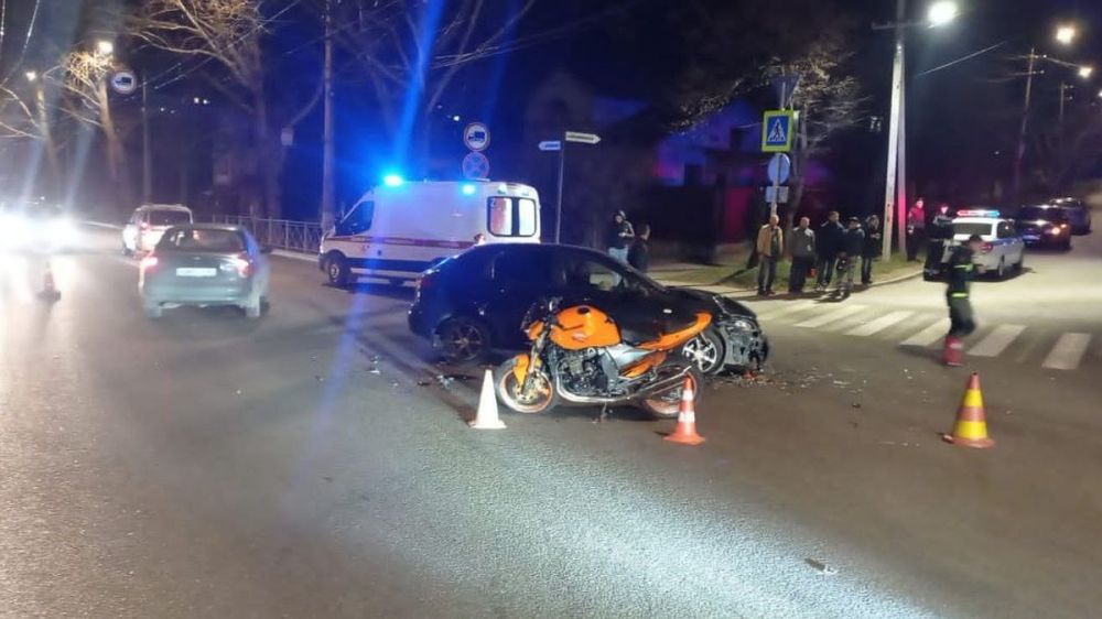 В Симферополе легковушка столкнулась с мотоциклом: пострадали два человека