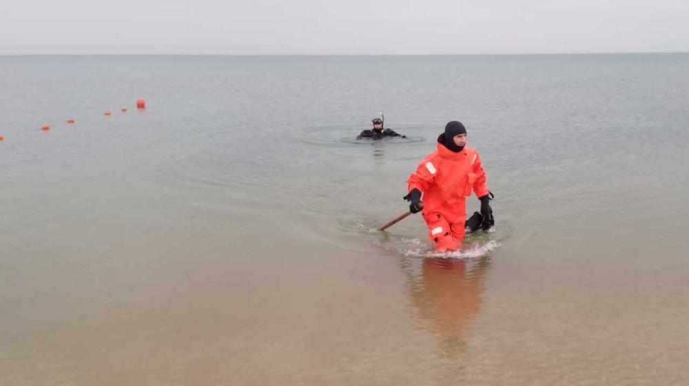 Сотрудники МЧС проверяют подготовку оборудования мест Крещенских купаний