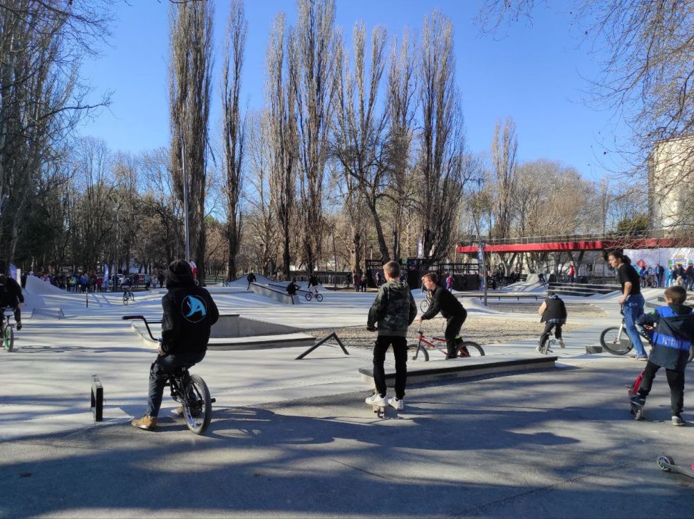 В Детском парке Симферополя после реконструкции открылся скейт-парк