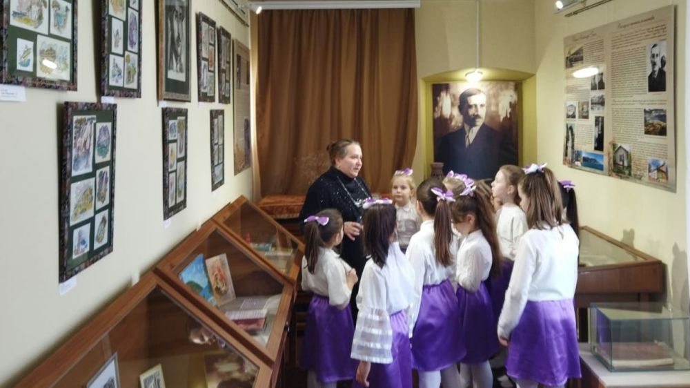В Старом Крыму представлена выставка, посвященная 100-летию выхода в свет феерии Александра Грина «Алые паруса»