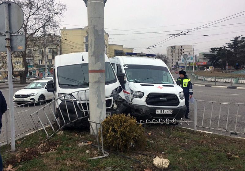 В Симферополе в ДТП с участием «скорой помощи» пострадали три человека