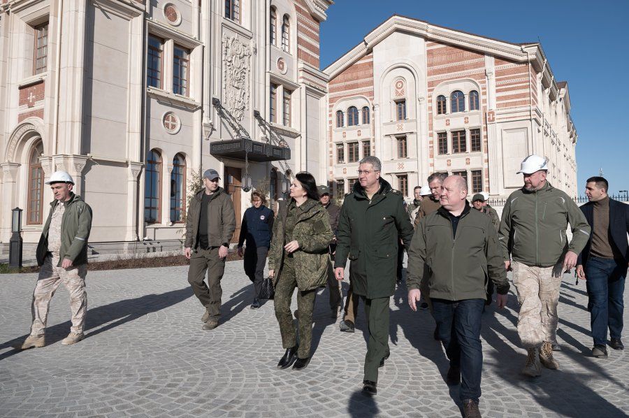 Замминистра обороны проверил ход строительства ряда объектов в Севастополе