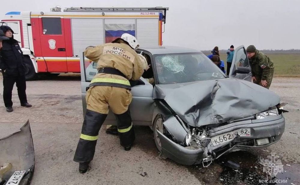 Спасатели в Нижнегорском районе из раскореженной машины достали пострадавшего пассажира