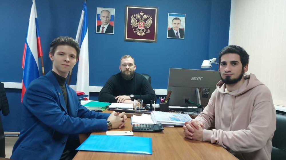 Никита Тарасов провел совещание с министром строительства и архитектуры Молодежного Правительства РК