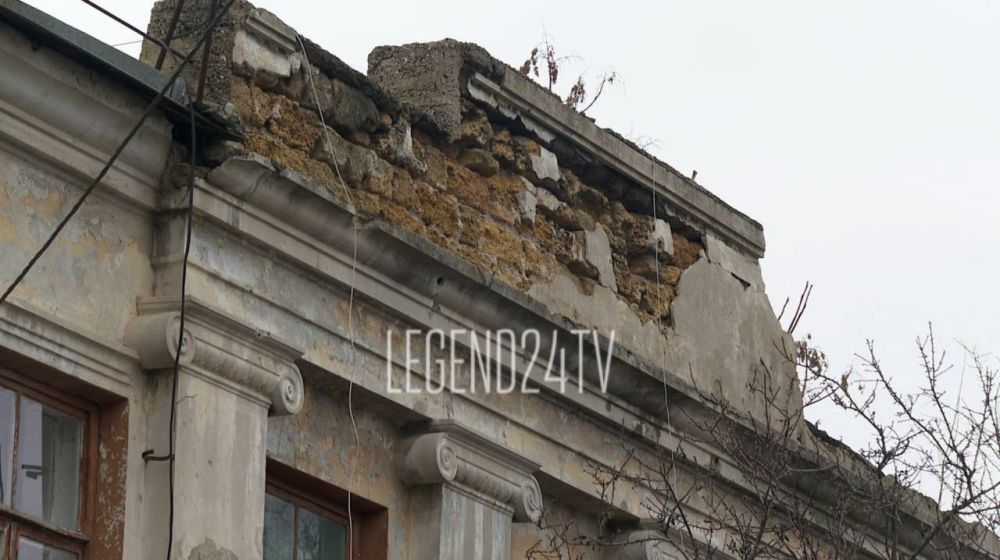 Следователи СК осмотрели аварийный дом в Севастополе, жильцов которого не расселили