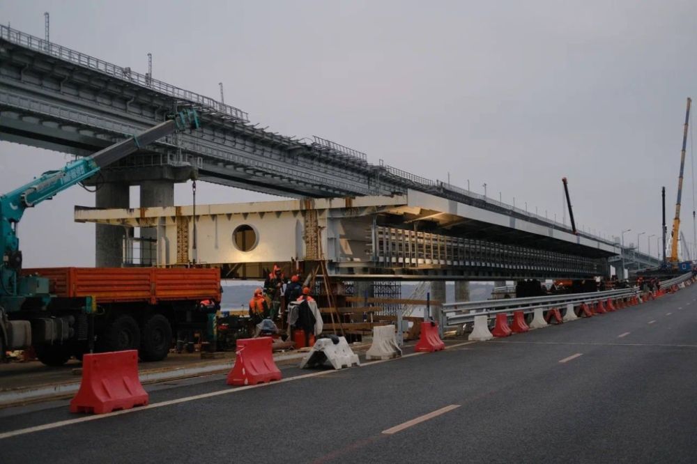 На Крымском мосту выполнена надвижка трех из четырех пролетов левой автодорожной части