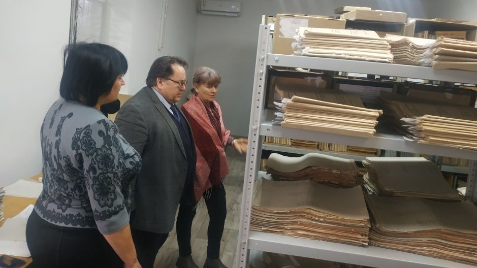 Олег Лобов посетил архивный отдел администрации Красногвардейского района