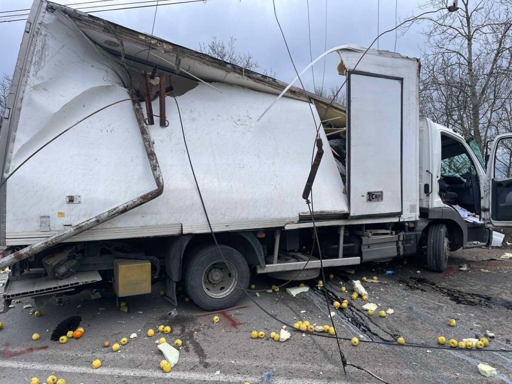 В Крыму водитель грузовика с яблоками врезался в стену и погиб