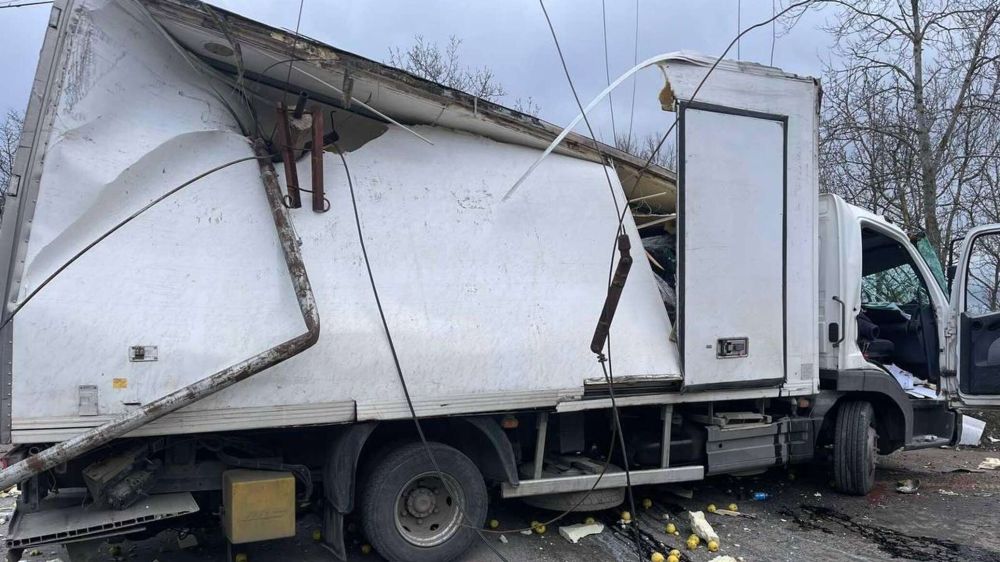 Смертельное ДТП в Алуште: грузовик снес столб и врезался в отбойник