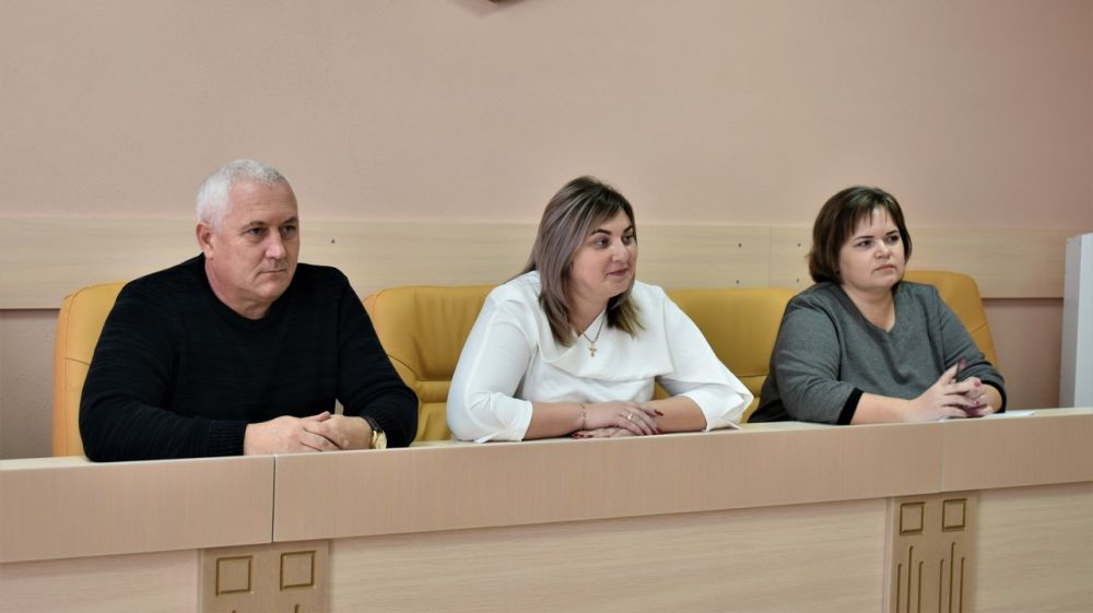 В Джанкойском районе обсудили обеспеченность учреждений образования готовой продукцией