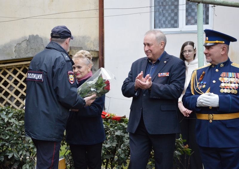 В Ялте сотрудники полиции в День воинской славы России поздравили жительницу блокадного Ленинграда