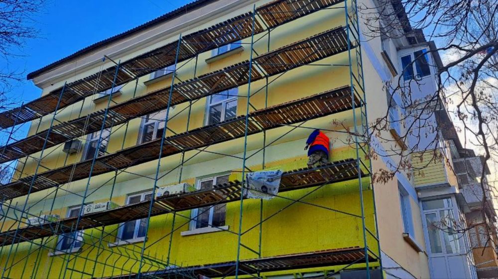 В Симферополе приступили к капитальному ремонту кровель и фасадов