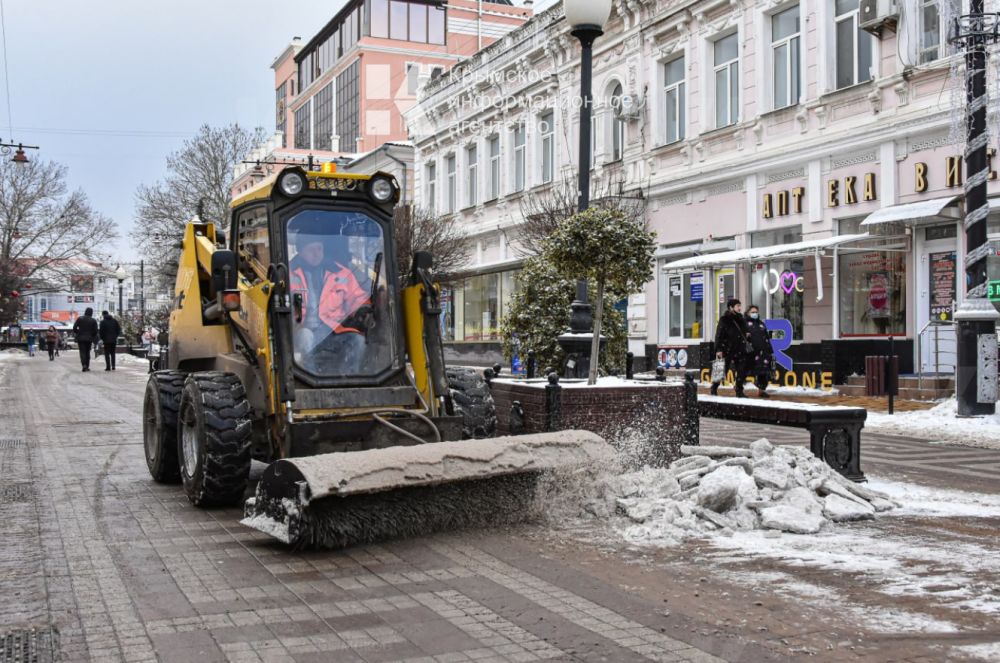 370 дворников противостоят снежной стихии в Симферополе
