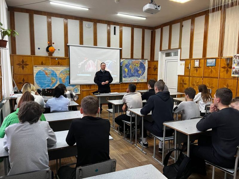В Ялте полицейские и общественники рассказали школьникам о работе органов внутренних дел и поступлении в учебные заведения МВД России