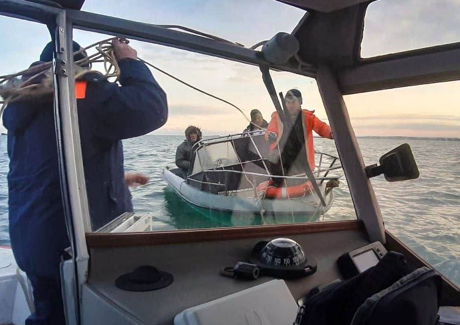 В Керченском проливе четырем рыбакам потребовалась помощь спасателей