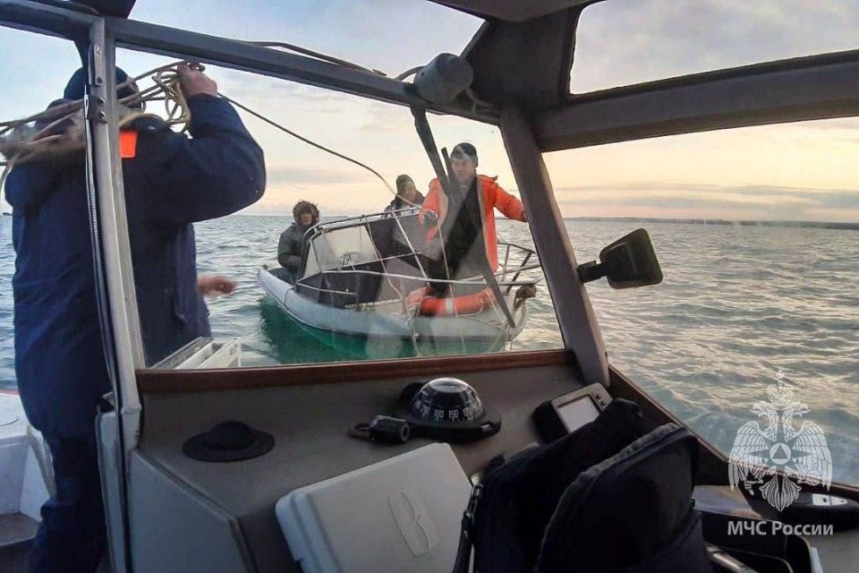 В Керченском проливе спасли рыбаков, застрявших на неисправном катере