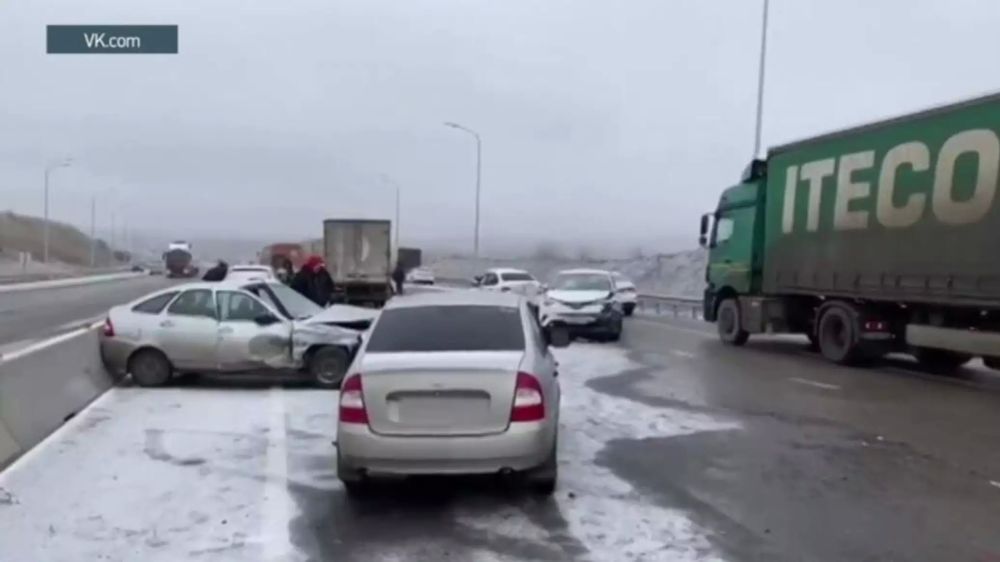 23 автомобиля столкнулись на обледеневшей трассе в Ставрополье