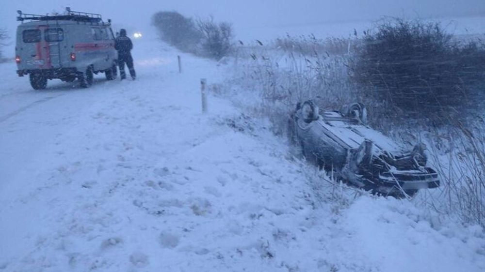 В снежной ловушке: в Крыму две машины слетели в кювет