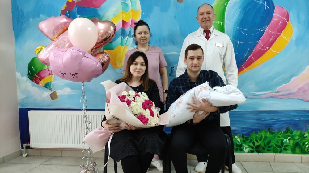 В Ялтинском роддоме торжественно вручили свидетельство о рождении сотому малышу