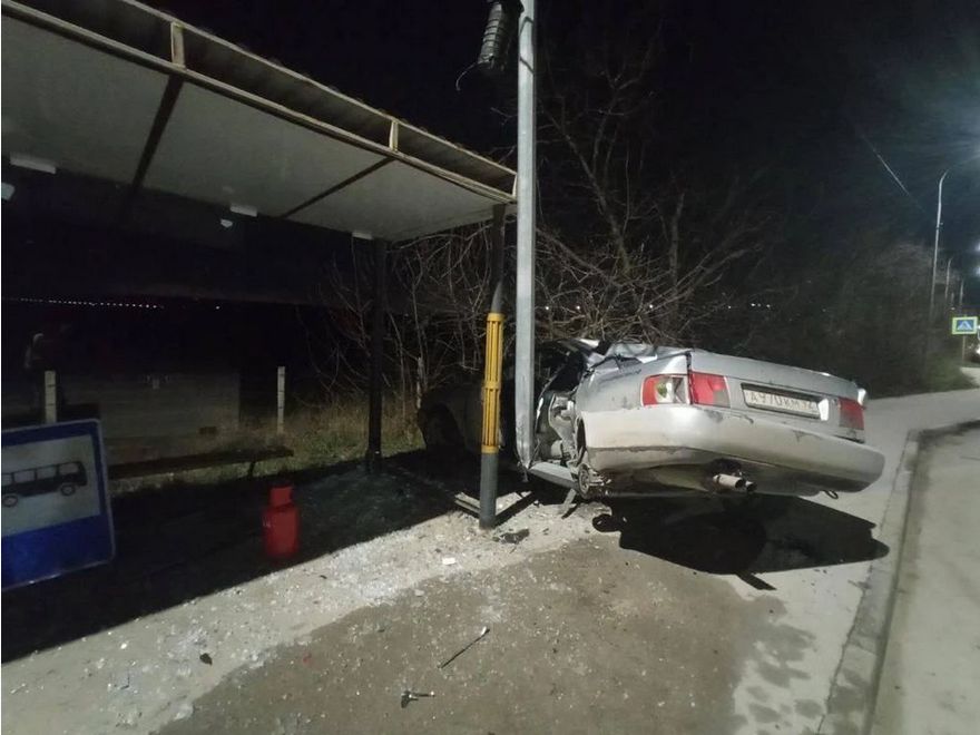 В Севастополе пьяный водитель влетел в остановочный павильон