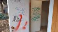 Туалет в Пионерском парке Ялты снова исписали вандалы