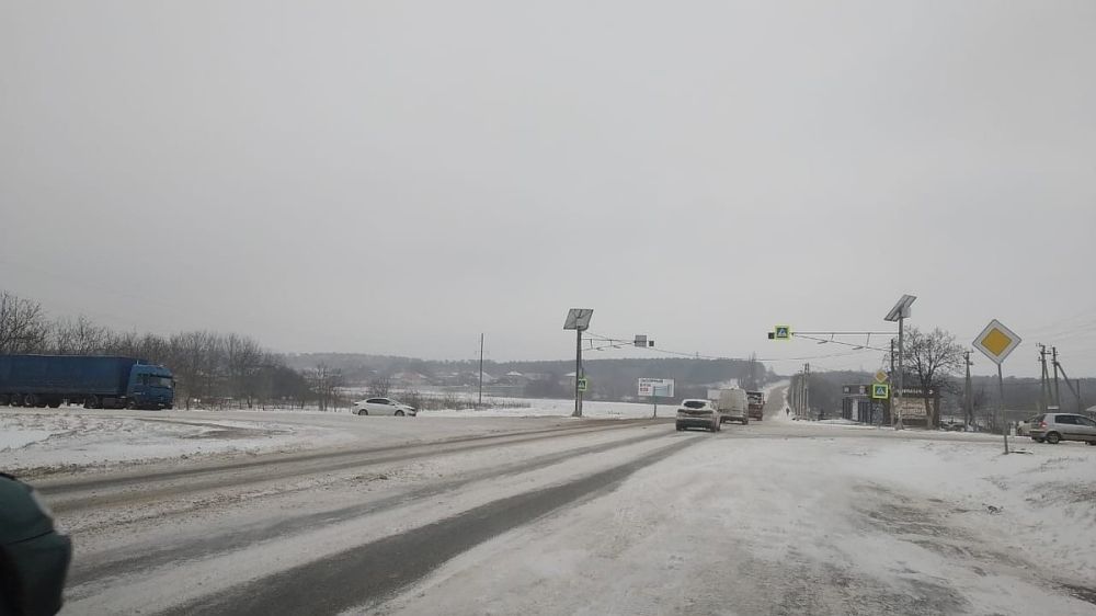 Несколько участков дорог в Крыму перекрыли из-за снегопада