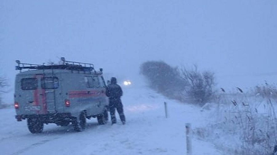 Движение на трёх участках шоссе в Крыму перекрыли из-за снега