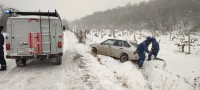В районе Судака в снегу застряли сразу три автомобиля
