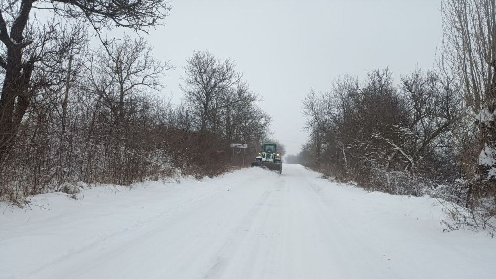 В населенных пунктах Белогорского района продолжается уборка снега на дорогах и улицах