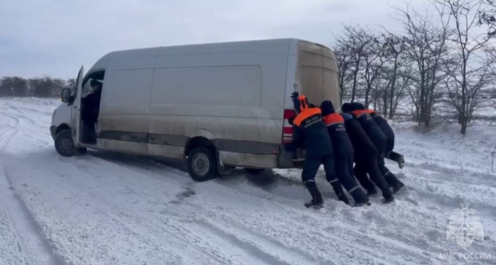 На трассе Евпатория-Черноморское МЧСники вытаскивают машины из снега