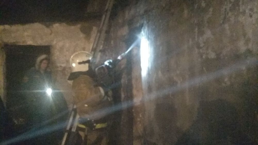 В Советском районе пожарные вынесли из горящего дома газовый баллон