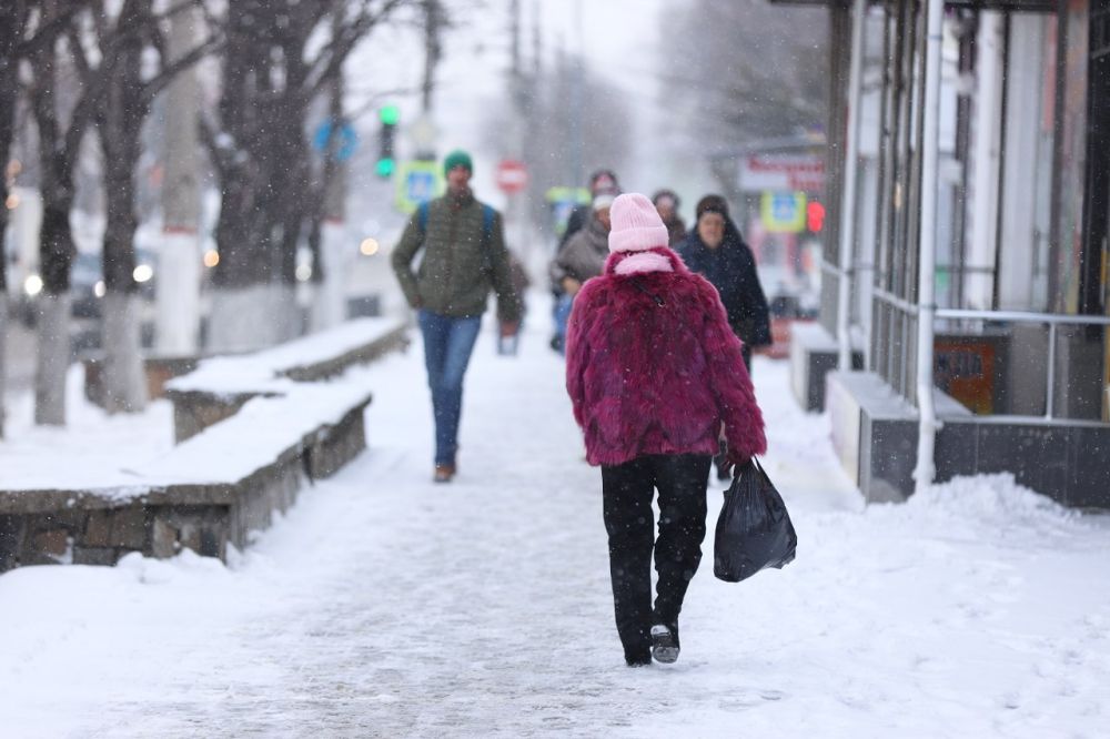 Снежная буря в Крыму вызвала 15 аварийных отключений электричества