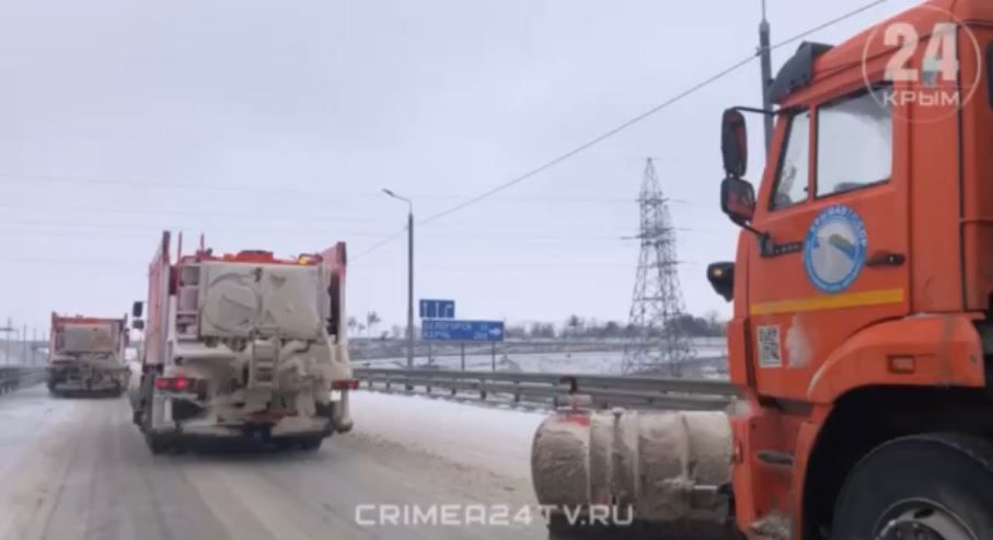 Вереница спецмашин расчищает от снега Евпаторийское шоссе в Симферополе